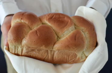 biały chleb w dłoniach