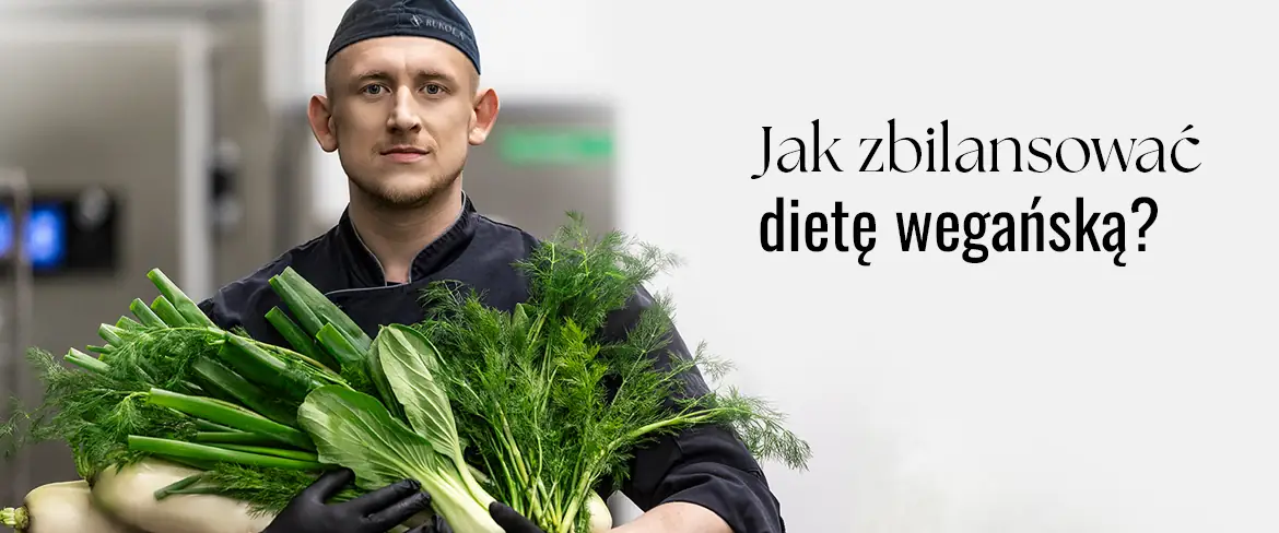 kucharz trzymajacy zielone warzywa