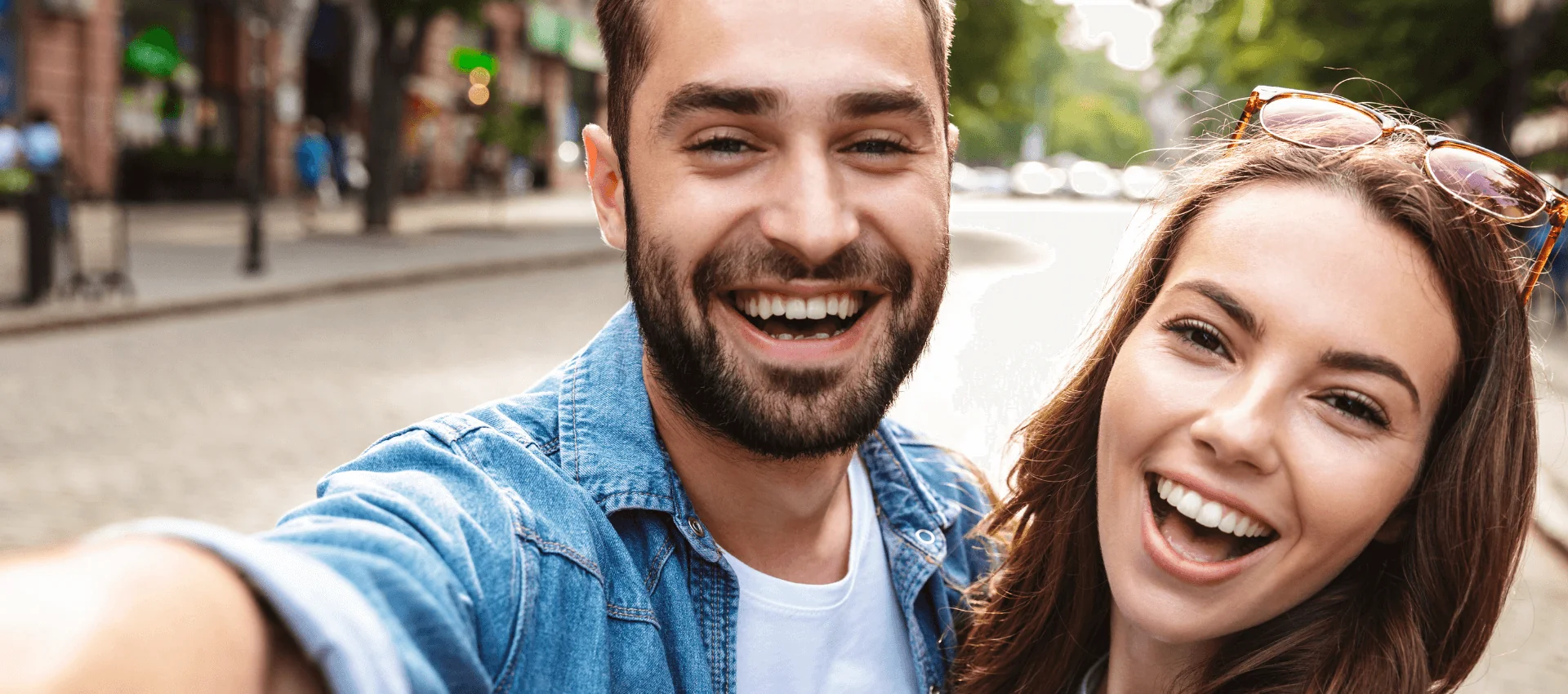 mężczyzna i kobieta robią selfie, kobieta ma podniesione okulary na włosy