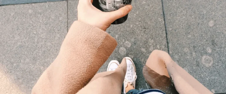 dziewczyna ubrana w puchowy płaszcz