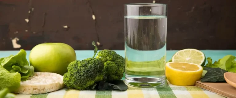 stół na którym są zielone warzywa