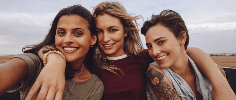 trzy kobiety robią zdjęcie selfie